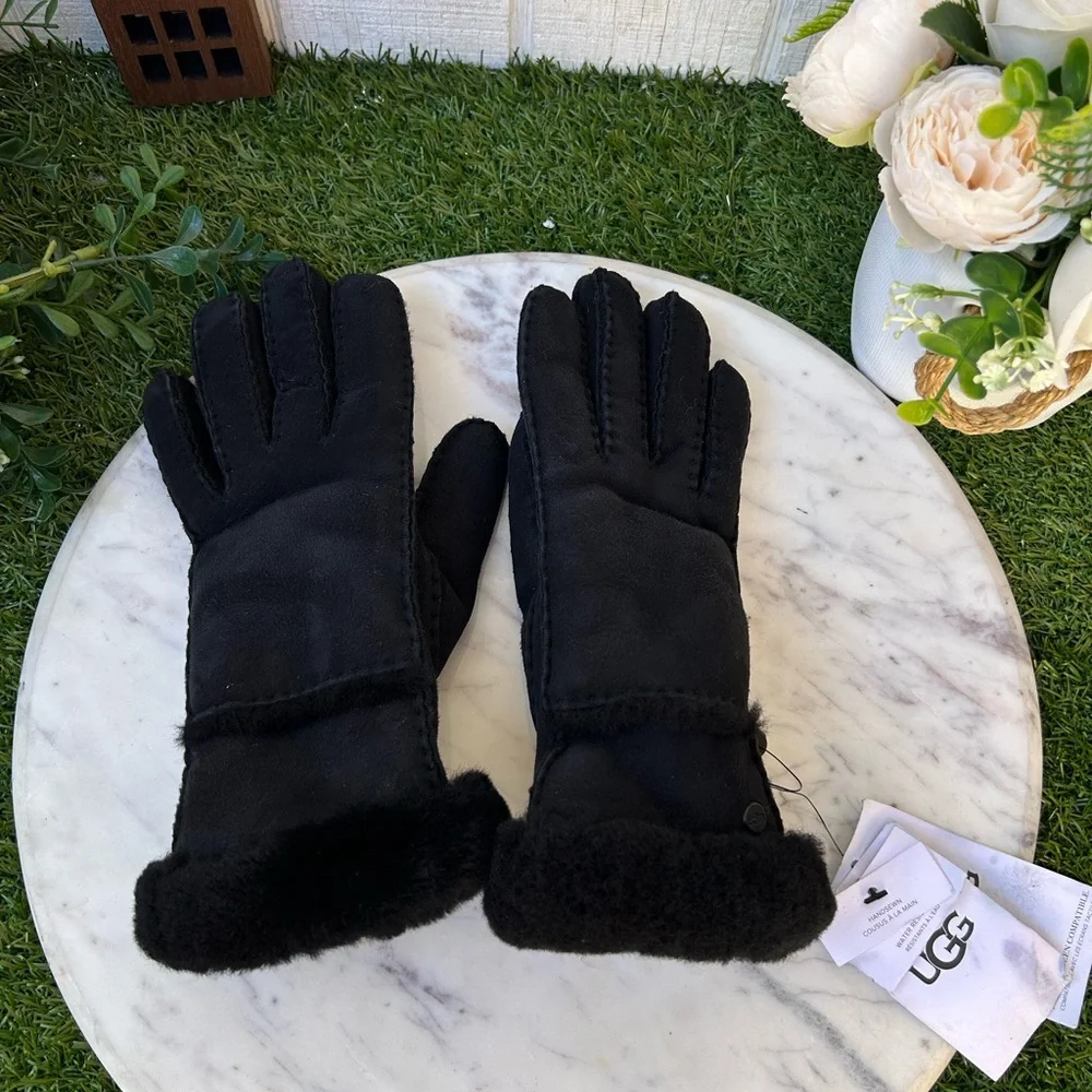 UGG Seamed Touchscreen Compatible Genuine Shearling Gloves black  $178 NEW
